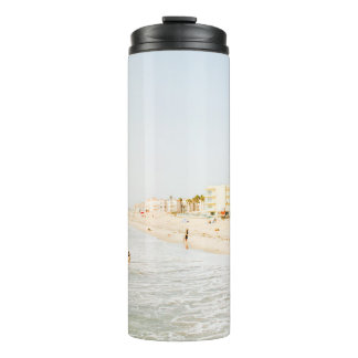 BOUTEILLES ISOTHERMES PLAGE PRÈS DU BÂTIMENT EN JOURNÉE
