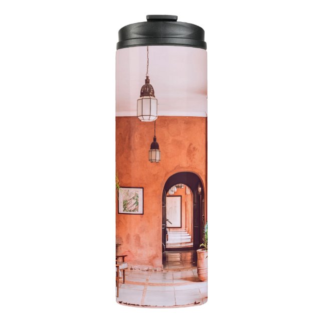 BOUTEILLES ISOTHERMES PLANTERS AVEC PLANTE PRÈS DE LA ZONE CAOUTCHOUC À  (Devant)