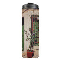 PORTE EN BOIS VERT AVEC PLANTE VERT