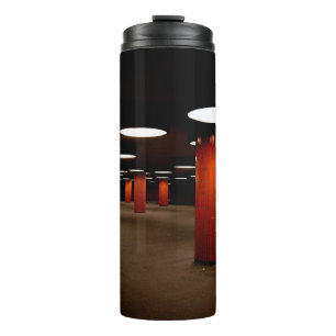 BOUTEILLES ISOTHERMES POSTE ROUGE SOUS PLAFOND LUMIÈRE LA NUIT
