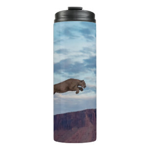 Bouteilles Isothermes Puma sautant dans le ciel matinal
