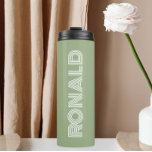 Bouteilles Isothermes Sage Green Typographie moderne Nom personnalisé<br><div class="desc">Gardez les boissons chaudes et froides froides avec ce tondeuse thermique à la mode et isolée qui est une couleur verte sage avec le nom imprimé dans la typographie blanche et moderne. Modifiez votre tondeuse thermique et remplacez le nom par le nom souhaité. Parfait pour un cadeau d'anniversaire, cadeau de...</div>