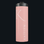 Bouteilles Isothermes Simple Rose Monogramme Personnalisé Maid of Honor<br><div class="desc">Cette simple domestique d'honneur rose tumbler présente le nom de la bonne d'honneur,  et monogramme. Vous pouvez facilement changer les couleurs de l'arrière - plan et des polices pour correspondre à votre événement si vous le souhaitez. Idéal aussi pour une femme de chambre,  mère du marié et plus.</div>