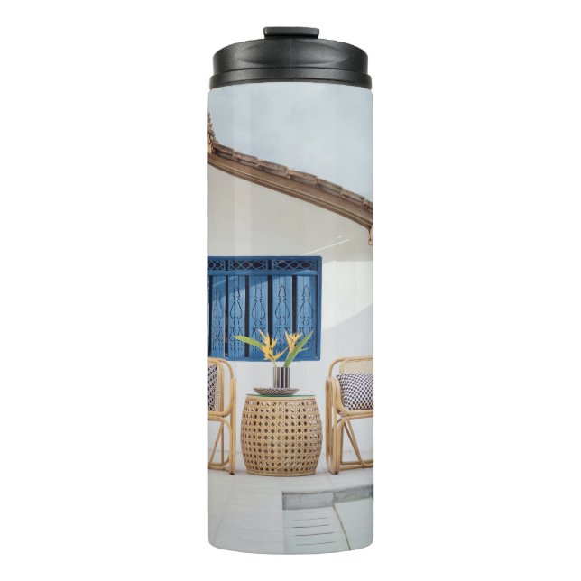 Bouteilles Isothermes Table en osier et deux chaises près de la piscine (Devant)