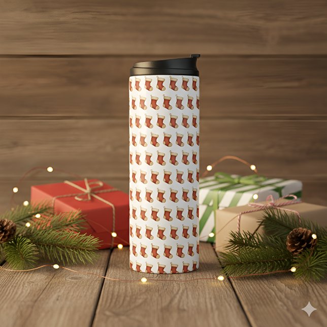 Bouteilles Isothermes Tasse de voyage en forme de chaussette de Noël Sof (Sip the season in style.
Our Soft Stitches Christmas Stocking Travel Mug wraps every warm drink )