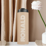 Bouteilles Isothermes Typographie moderne beige Nom personnalisé<br><div class="desc">Gardez les boissons chaudes et froides froides avec ce tondeuse thermique à la mode et isolée qui est de couleur beige avec le nom imprimé dans la typographie blanche et moderne. Modifiez votre tondeuse thermique et remplacez le nom par le nom souhaité. Parfait pour un cadeau d'anniversaire, cadeau de marionnettiste...</div>