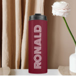 Bouteilles Isothermes Typographie moderne de Bourgogne Nom personnalisé<br><div class="desc">Gardez les boissons chaudes et froides froides dans ce tondeuse thermique à la mode et isolée qui est de couleur bordeaux avec le nom imprimé dans la typographie blanche et moderne. Modifiez votre tondeuse thermique et remplacez le nom par le nom souhaité. Parfait pour un cadeau d'anniversaire, cadeau de marionnettiste...</div>