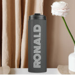 Bouteilles Isothermes Typographie moderne gris foncé Nom personnalisé<br><div class="desc">Gardez les boissons chaudes et froides froides avec ce tondeuse thermique à la mode et isolée qui est une couleur gris foncé avec le nom imprimé en blanc, typographie moderne. Modifiez votre tondeuse thermique et remplacez le nom par le nom souhaité. Parfait pour un cadeau d'anniversaire, cadeau de marionnettiste mariage,...</div>