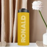 Bouteilles Isothermes Typographie moderne jaune doré Nom personnalisé<br><div class="desc">Gardez les boissons chaudes et froides froides dans ce tondeuse thermique tendance et isolée qui est une couleur jaune doré avec le nom imprimé dans la typographie blanche et moderne. Modifiez votre tondeuse thermique et remplacez le nom par le nom souhaité. Parfait pour un cadeau d'anniversaire, cadeau de marionnettiste mariage,...</div>