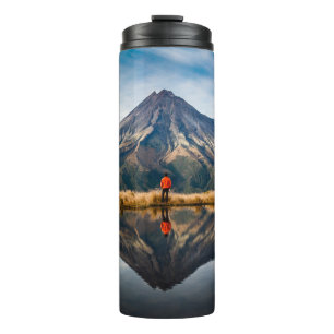 Bouteilles Isothermes Un alpiniste avec une robe orange en symétrique