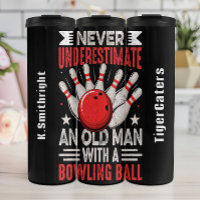 Un vieil homme avec une balle de bowling
