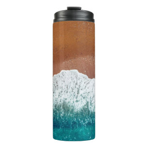 Bouteilles Isothermes Vague d'océan sur une plage de sable, vue arrière