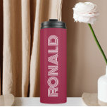 Bouteilles Isothermes Vin Rouge Typographie moderne Nom personnalisé<br><div class="desc">Gardez les boissons chaudes et froides froides avec ce tondeuse thermique à la mode et isolée qui est une couleur rouge vin avec le nom imprimé en blanc, typographie moderne. Modifiez votre tondeuse thermique et remplacez le nom par le nom souhaité. Parfait pour un cadeau d'anniversaire, cadeau de marionnettiste mariage,...</div>