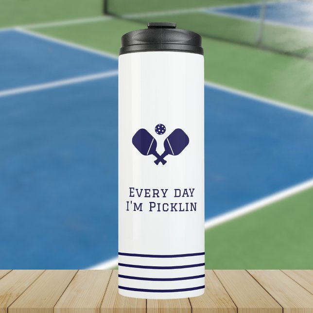 Bouteilles Isothermes Votre propre citation de pickball ou dire (Pickleball quote thermal tumbler travel mug for him with a pickelball court in the background)