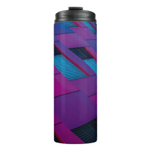 Bouteilles Isothermes Vue inférieure du bâtiment violet