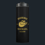 Bouteilles Isothermes Western Cowboy Casquette Groomsmen Nom personnalis<br><div class="desc">Cadeaux personnalisés pour groomsmen et meilleur homme avec le thème western cowboy. Décoré de casquette de cowboy avec police vintage occidentale. Le texte et la couleur sont modifiables à l'aide de l'outil de conception pour s'adapter à votre occasion. Obtenez ce cadeau de personnaliser pour les mariages, les célibataires, les fiançailles...</div>