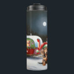 Bouteilles Isothermes Winter Dachshund Caravan Christmas Adventure<br><div class="desc">Laissez-vous tenter par la magie d'une nuit d'hiver enneigée alors qu'une caravane glisse gracieusement à travers le paysage illuminé par la lune. La beauté sereine de la neige scintillante et l'éclat enchanteur de la lune créent une scène captivante, promettant une aventure de Noël inoubliable remplie de chaleur, de joie et...</div>