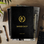 Boutique de luxe en cuir noir look or<br><div class="desc">Barber plan avec ciseaux en faux or et logo de couronne de laurier et script de barbier sur un arrière - plan noir élégant en cuir solide.                      Parfait comme carnet de rendez-vous</div>