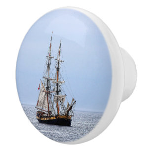 Bouton De Porte En Céramique Bateau de pêche nautique sous un ciel bleu