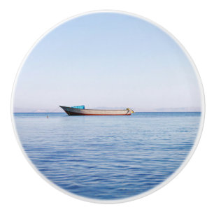 Bouton De Porte En Céramique bateau en mer calme