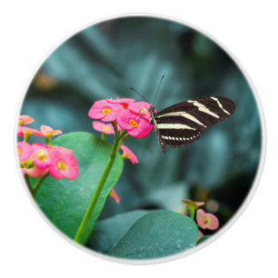 Bouton De Porte En Céramique Beau papillon sur une fleur rose
