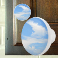 Bleu ciel et blanc partiellement nuageux avec une 
