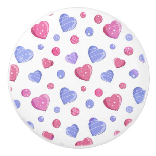 Bouton De Porte En Céramique Coeurs roses et bleus sur un arrière - plan blanc.