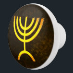 Bouton De Porte En Céramique Flamme de Menorah<br><div class="desc">Un rendu numérique brun et or de la menorah juive à sept branches (hébreu : מְ נ וֹ רָ ‎). La menorah à sept branches, utilisée dans le sanctuaire portatif mis en place par Moïse dans le désert et plus tard dans le Temple de Jérusalem, est un symbole du judaïsme...</div>