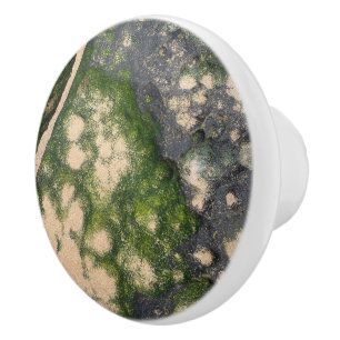 Bouton De Porte En Céramique Formation rocheuse de grès avec de la mousse vert