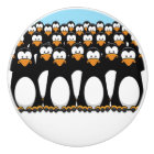 Foule des pingouins drôles de bande dessinée sur