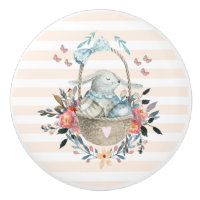 Mignonne lapin dans un panier avec des oeufs et de