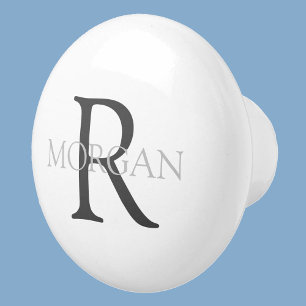 Bouton De Porte En Céramique Monogramme & nom, blanc classique avec texte gris