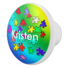 Morceaux multicolores de puzzles denteux