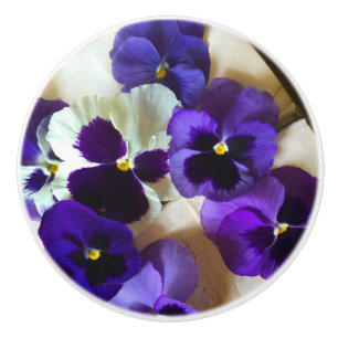 Bouton De Porte En Céramique Pansies sur un vieux livre