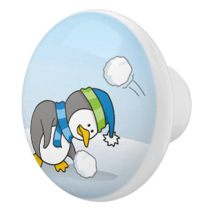 Bouton De Porte En Céramique Petit manchot obtenant une boule de neige