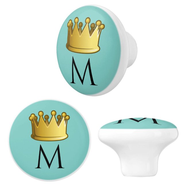 Bouton De Porte En Céramique Regal Monogramme Couronne de mer douce Vert (Add regal charm to your space with these minty green monogram initial crown knobs!)