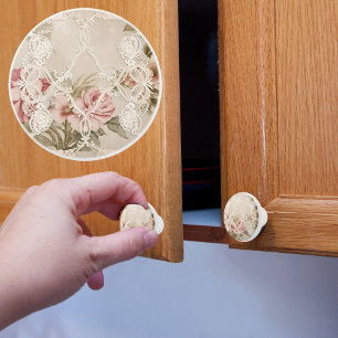 Bouton De Porte En Céramique Rose vintage derrière la dentelle