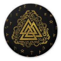 Symbole de Valknut d'or sur le motif de runes