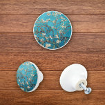 Bouton De Porte En Céramique Vincent Van Gogh Aramande en fleurs<br><div class="desc">Un bouton rond en céramique avec Vincent van Gogh's,  Blossoming Almond Tree (1890),  une peinture à l'huile de la période post-impressionniste. Un de ses tableaux les plus connus. Belles branches fleuries contre un ciel bleu.</div>