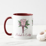 Boutonniere Rose Fleur Mariage personnalisé Mug<br><div class="desc">Présente une illustration originale d'une jolie fleur de boutonnière mariage rose rose, entourée d'une délicate respiration pour bébé. Parfait pour une douche nuptiale, une fête de fiançailles ou une réception de mariage ! Coordination des conceptions mariages disponibles. Il vous suffit de personnaliser avec vos informations d'événement. Designer est disponible pour...</div>