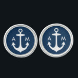 Boutons De Manchette Initiales du Mariage d'Ancres de la marine nautiqu<br><div class="desc">Le design personnalisé des liens de manchette pour hommes de style nautique comprend une ancre de bateau blanc avec des initiales personnalisées (peut être le prénom et le prénom ou les initiales du prénom d'une mariée et d'un marié) et un arrière - plan bleu marine.</div>