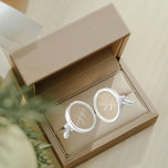 Boutons De Manchette Khaki avec un monogramme blanc stylisé<br><div class="desc">Une paire de liants ronds et plaqués d'argent sterling pour l'homme à la mode, pour assortir sa tenue qui ont une couleur kaki branchée avec son nom imprimé en lettres coques blanches et supérieures et superposé avec des initiales blanches et stylisées. Personnalisez vos liens de menu en modifiant et remplaçant...</div>