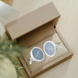 Boutons De Manchette Monogramme stylisé bleu foncé<br><div class="desc">Une paire de liants ronds et plaqués d'argent sterling pour l'homme à la mode, qui correspondent à sa tenue, avec une couleur bleu poussiéreux et tendance, avec son nom imprimé en lettres coques blanches et supérieures et superposé avec des initiales blanches et stylisées. Personnalisez vos liens de menu en modifiant...</div>