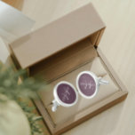 Boutons De Manchette Monogramme stylisé couleur solide Eggplant<br><div class="desc">Une paire de liants ronds et plaqués d'argent sterling pour l'homme à la mode, qui correspondent à sa tenue, avec une couleur aubergine tendance et son nom imprimé en lettres coques blanches et supérieures et superposé avec des initiales blanches et stylisées. Personnalisez les liens de menu en modifiant et remplaçant...</div>
