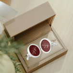 Boutons De Manchette Monogramme stylisé couleur solide Maroon<br><div class="desc">Une paire de liants ronds et plaqués d'argent sterling pour l'homme à la mode, qui correspondent à sa tenue, avec une couleur marron tendance et son nom imprimé en lettres coques blanches et supérieures et superposé avec des initiales blanches et stylisées. Personnalisez vos liens de menu en modifiant et remplaçant...</div>