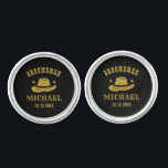 Boutons De Manchette Western Cowboy Casquette Groomsmen Nom personnalis<br><div class="desc">Cadeaux personnalisés pour les groomsmen avec thème western cowboy. Décoré de casquette de cowboy avec police vintage occidentale. Le texte et la couleur arrière - plan sont modifiables à l'aide de l'outil de conception pour s'adapter à votre occasion. Obtenez ce cadeau de personnaliser pour les mariages, les célibataires, les fiançailles...</div>