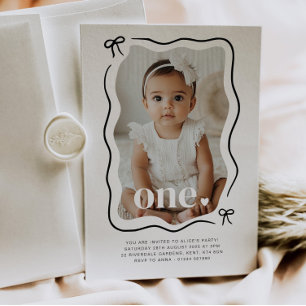 Bow Wavy Border Photo 1er Anniversaire Invitation
