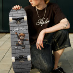 Boys Skateboard Teddy Bear Brick Nom du mur<br><div class="desc">Planche à roulettes pour hip hop urbains planche à roulettes pour garçons / enfants. Nom personnalisable texte sur spot gris foncé arrière - plan mur de brique foncé.</div>