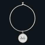 Bracelet monogramme personnalisé avec charme rond<br><div class="desc">Bracelet monogramme personnalisé avec charme rond. Elégante idée cadeau monogrammed pour les femmes et les filles. Typographie de script stylish avec nom lettre initiale. Accessoires mode tendance. Idée cadeau de mariage sympa pour mariée,  demoiselles d'honneur,  femme,  petite amie,  amie,  soeur,  maman,  fille etc.</div>