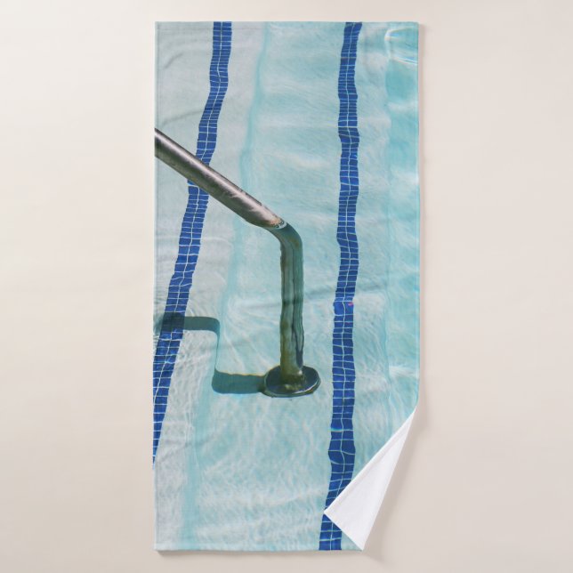 Bracelet noir sur piscine bleue (Serviette de bain)